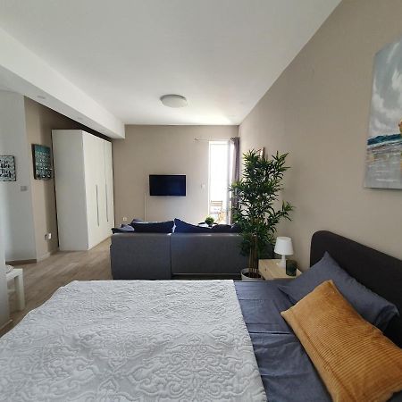 Apartment Danijela Novalja Buitenkant foto