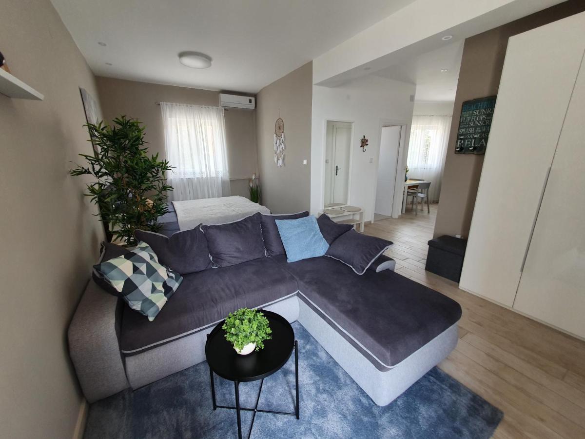 Apartment Danijela Novalja Buitenkant foto