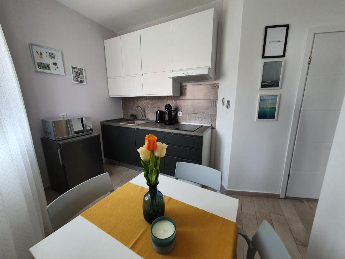 Apartment Danijela Novalja Buitenkant foto