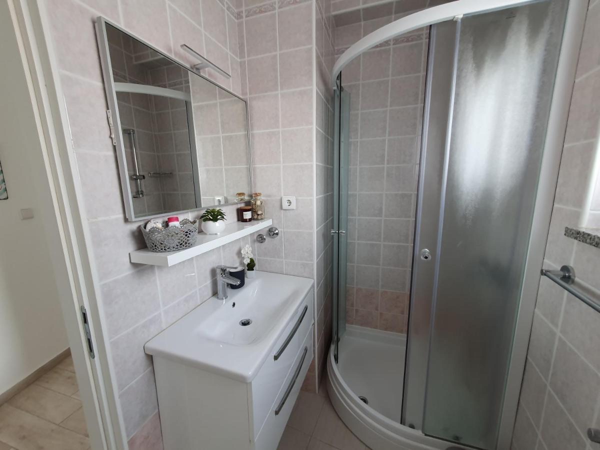 Apartment Danijela Novalja Buitenkant foto